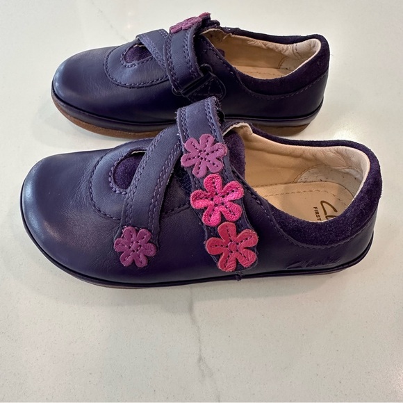 Clarks - Toddler Purple Shoe in Genuine Leather and Velcro Closure Flowers - 7W - Picture 4 of 10